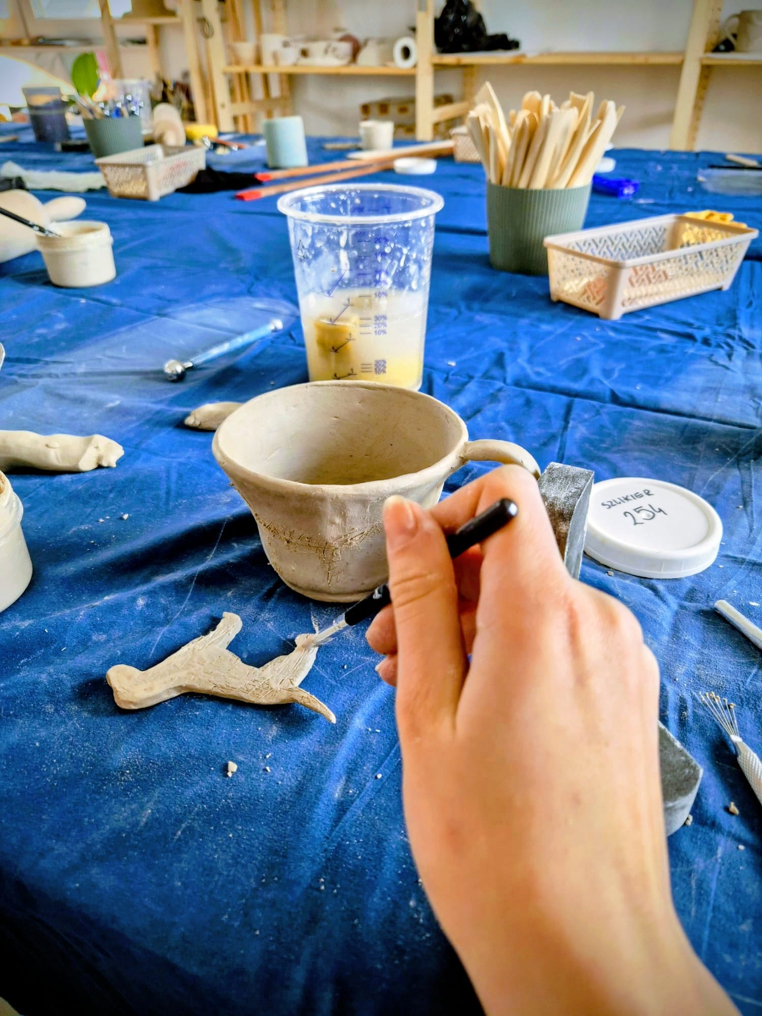 Zajęcia ceramiczne — uczestniczka